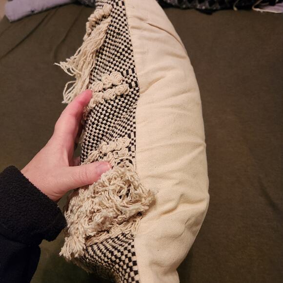 KIRKLANDS Throw Pillow 20 x 20 x 5 Boho Black Natural Chunky Knit Knotted Fringe - Picture 9 of 12